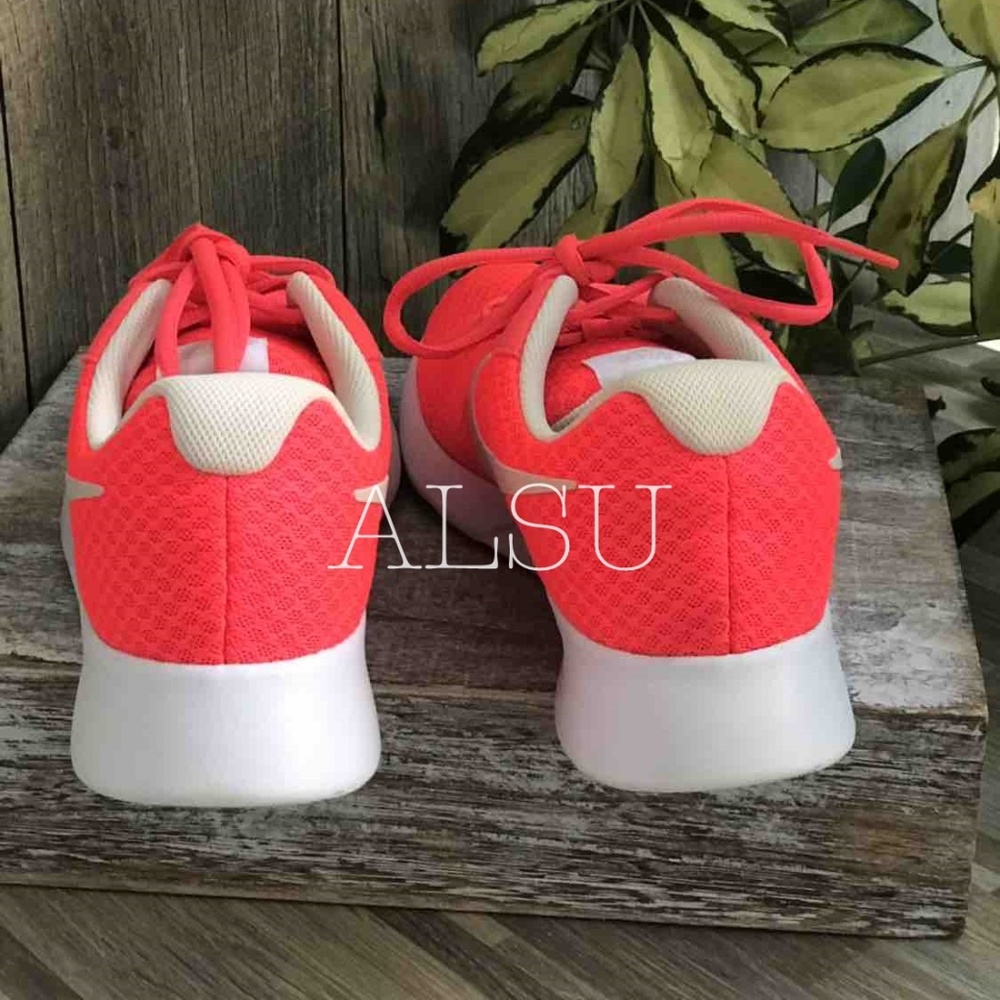 NWT Nike Tanjun Coral Red W AUTHENTIC - Picture 2 of 7
